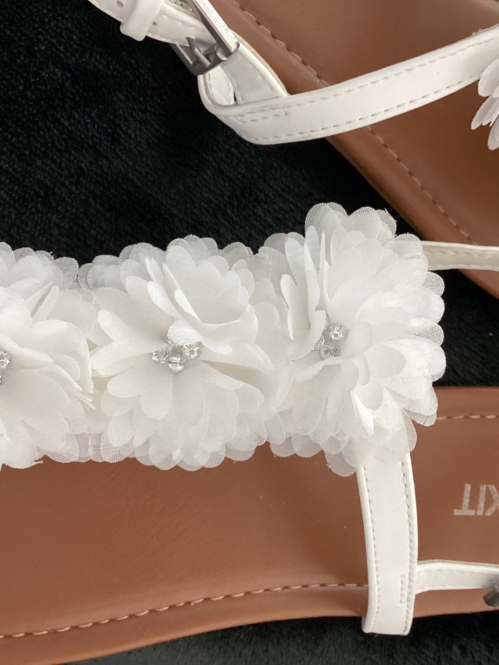 MIXIT, t-strap, flat sandals, size 9, white flowers, in excellent condition - Picture 8 of 8